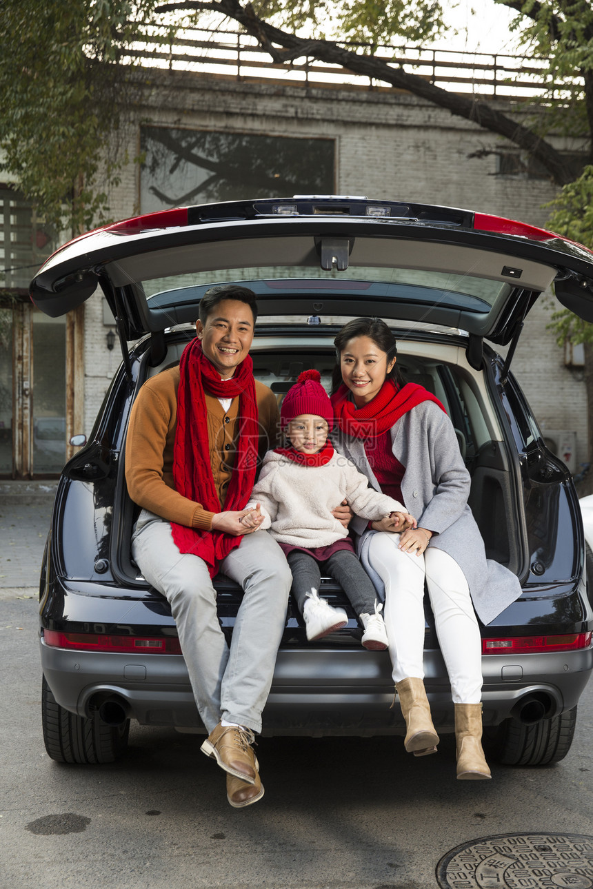 春节祝福休闲装一家三口坐在汽车里图片