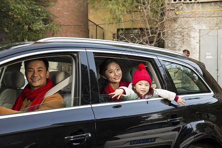 青年女人休闲装人幸福家庭坐在汽车里图片