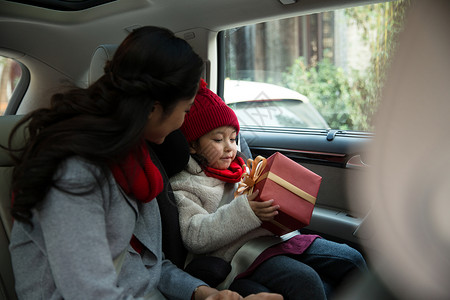 节日安全防护高兴的旅途休闲生活母亲和女儿乘车回家背景
