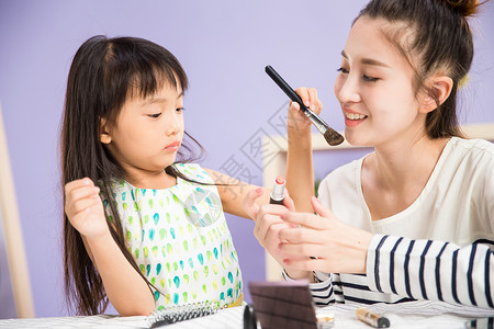 快乐健康化妆品妈妈与女儿在化妆图片