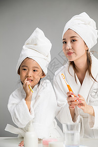 儿童东亚摄影穿着浴袍的母女刷牙图片