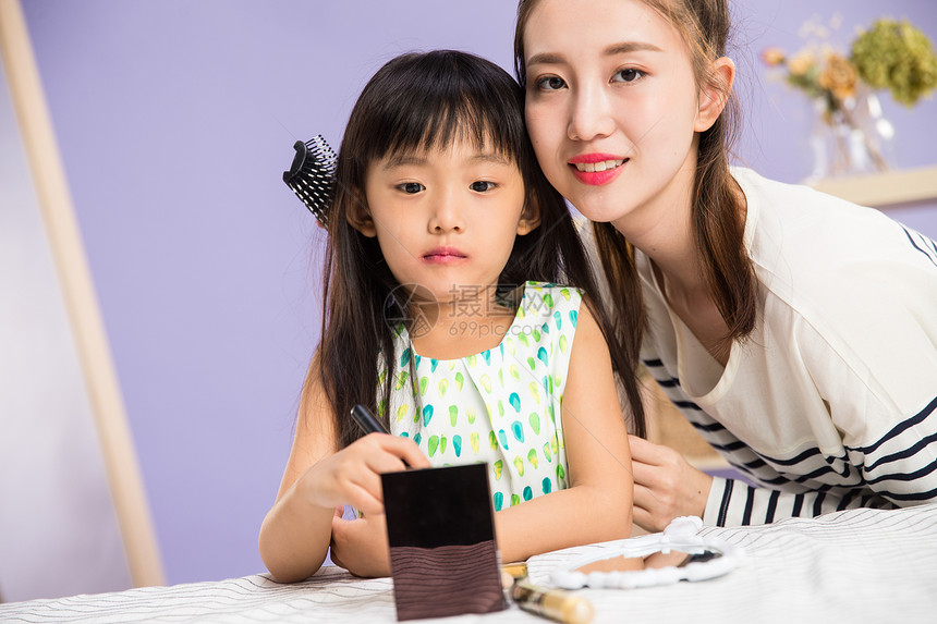 享乐相伴儿童妈妈与女儿在化妆图片