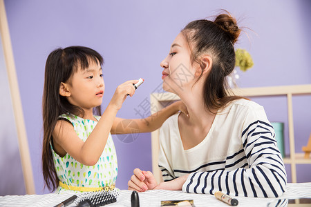 幸福青年女人自我完善妈妈与女儿在化妆图片