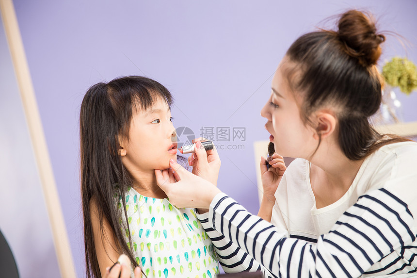 天真时尚成年人妈妈与女儿在化妆图片