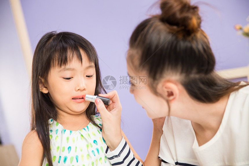 4岁到5岁舒适女人妈妈与女儿在化妆图片