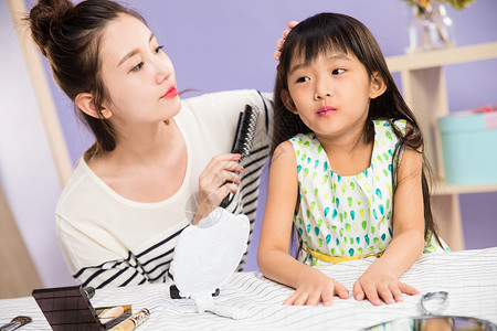 青年人享乐彩色图片妈妈与女儿在化妆图片