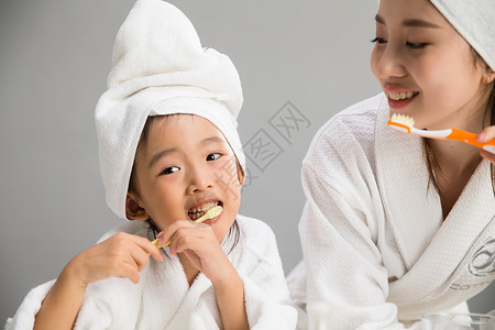 健康生活方式水平构图关爱穿着浴袍的母女刷牙图片