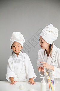 垂直构图休闲活动单亲家庭穿着浴袍的母女图片