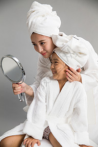 18岁到19岁温馨浴巾穿着浴袍的母女照镜子图片