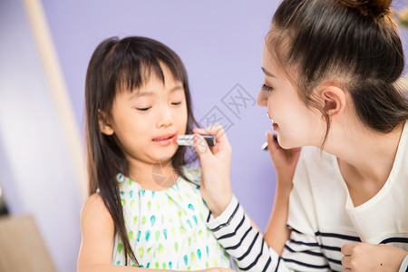 东方人温馨可爱的妈妈与女儿在化妆图片