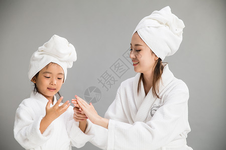 享乐休闲活动身体保健穿着浴袍的快乐母女图片