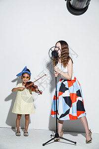 欢乐幸福表演小女孩和妈妈拉小提琴高清图片