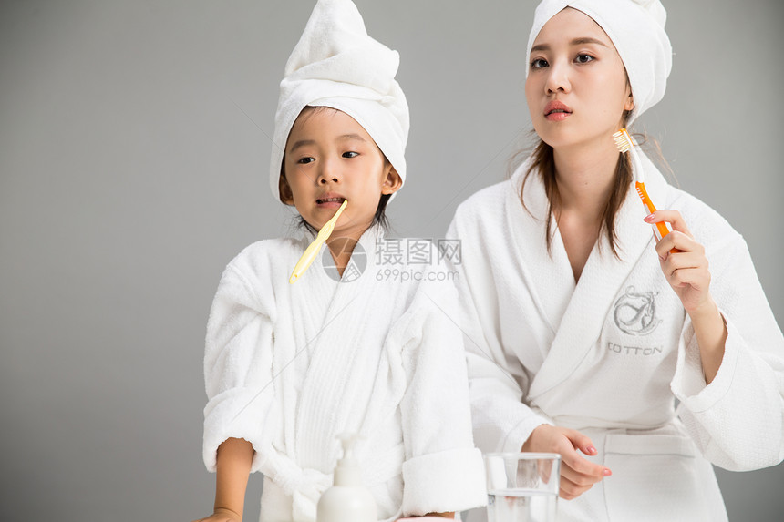 人住宅房间独生子家庭穿着浴袍的母女刷牙图片