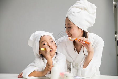 自我完善身体保健可爱的穿着浴袍的母女刷牙图片