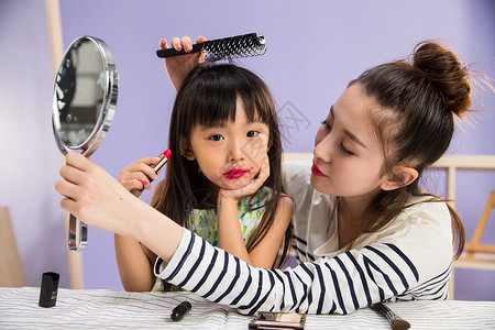 亚洲人玩耍母亲妈妈与女儿在化妆图片