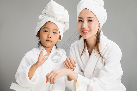 摄影健康生活方式亲昵穿着浴袍的快乐母女图片