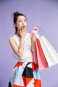 垂直构图购买快乐青年女人拿着购物袋图片