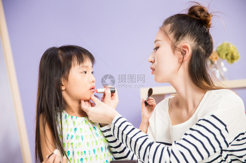 住宅房间东亚学龄前儿童妈妈与女儿在化妆图片
