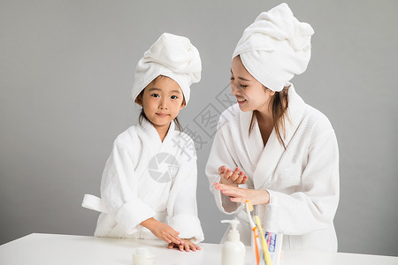 幸福房间独生子家庭穿着浴袍的母女图片