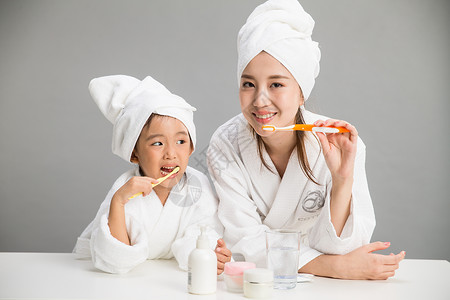 浴巾女孩健康20到24岁休闲装穿着浴袍的母女刷牙背景