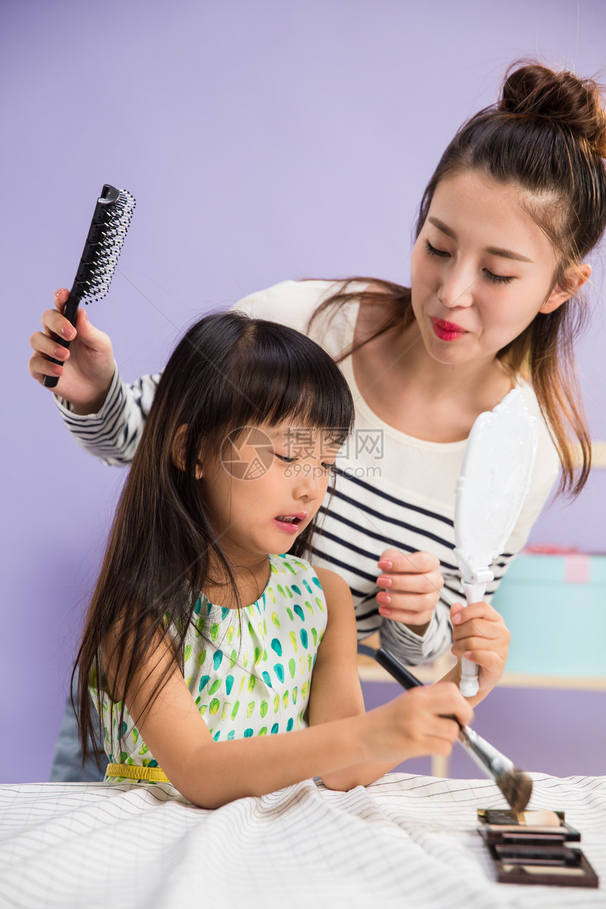 魅力独生子家庭儿童妈妈与女儿在化妆图片