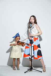 儿童摄影工作室摄影童年东亚小女孩和妈妈拉小提琴背景