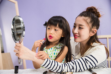 乐趣亚洲人口红妈妈与女儿在化妆图片