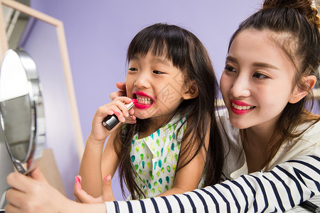 儿童化妆品母女家庭母亲妈妈与女儿在化妆背景