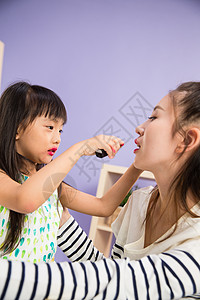 单亲家庭放松彩色图片妈妈与女儿在化妆图片