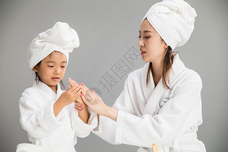 青年人健康生活方式家庭生活穿着浴袍的快乐母女图片