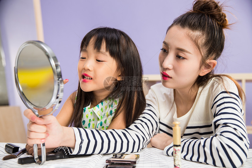 相伴刷希望妈妈与女儿在化妆图片