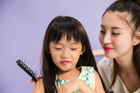 化妆刷童年亚洲妈妈与女儿在化妆图片