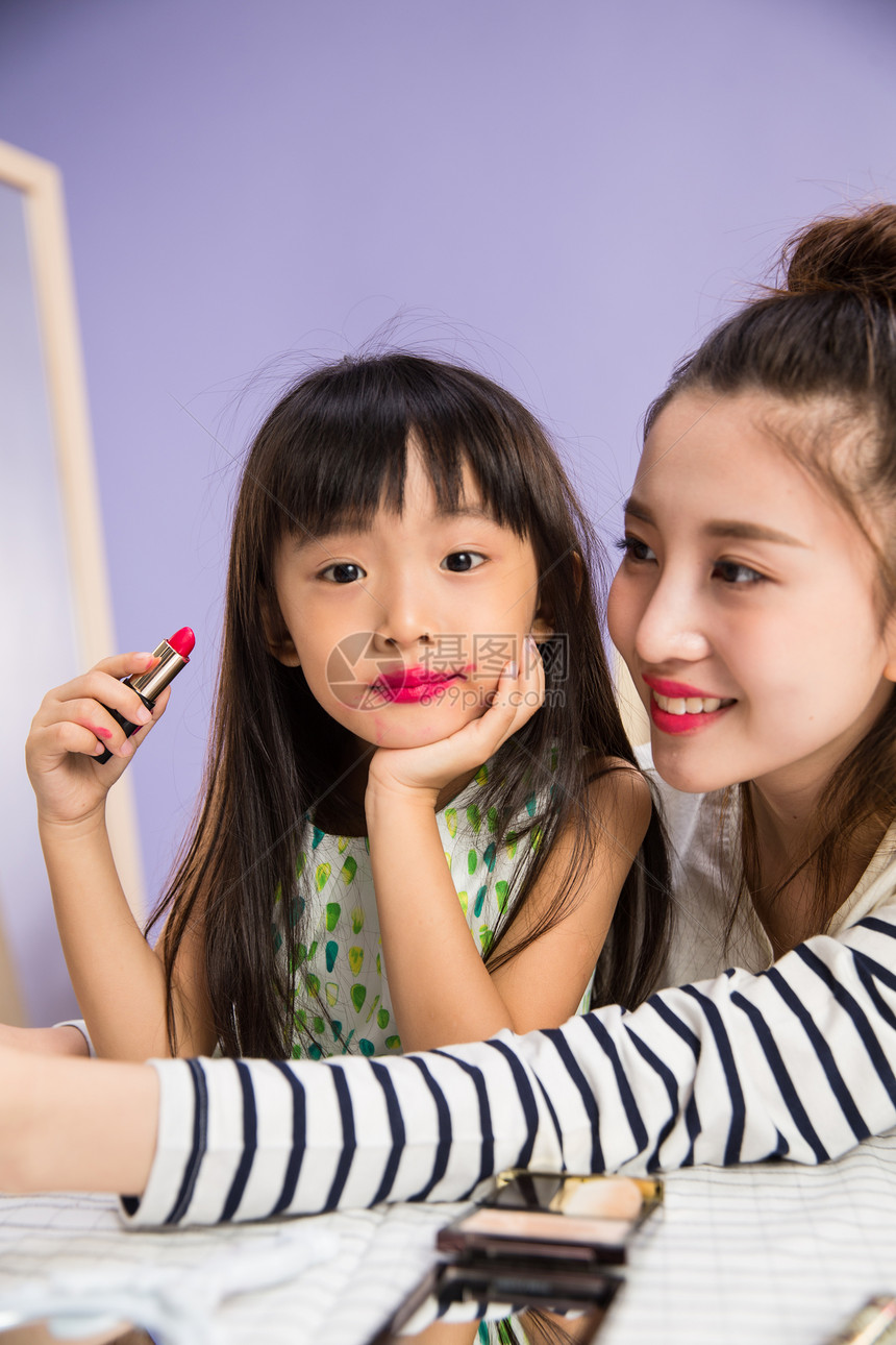 温馨东亚欢乐妈妈与女儿在化妆图片