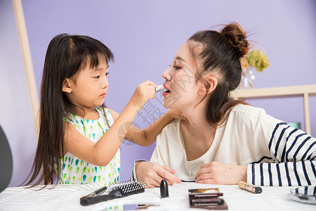 愉悦身体保健学龄前儿童妈妈与女儿在化妆图片