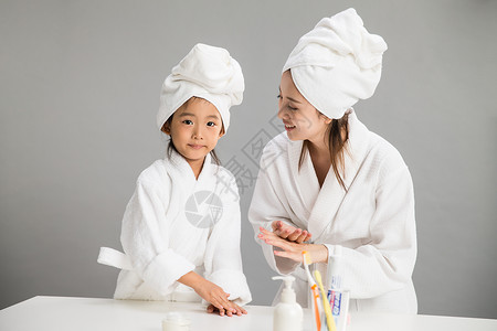 住宅房间亚洲人女人穿着浴袍的母女图片