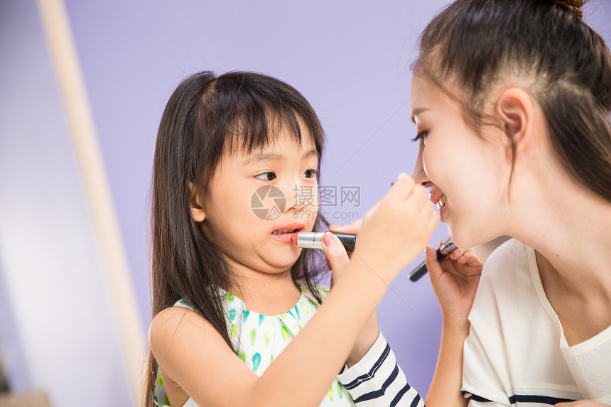 满意房间人妈妈与女儿在化妆图片