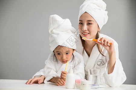 满意健康身体保健穿着浴袍的母女刷牙图片