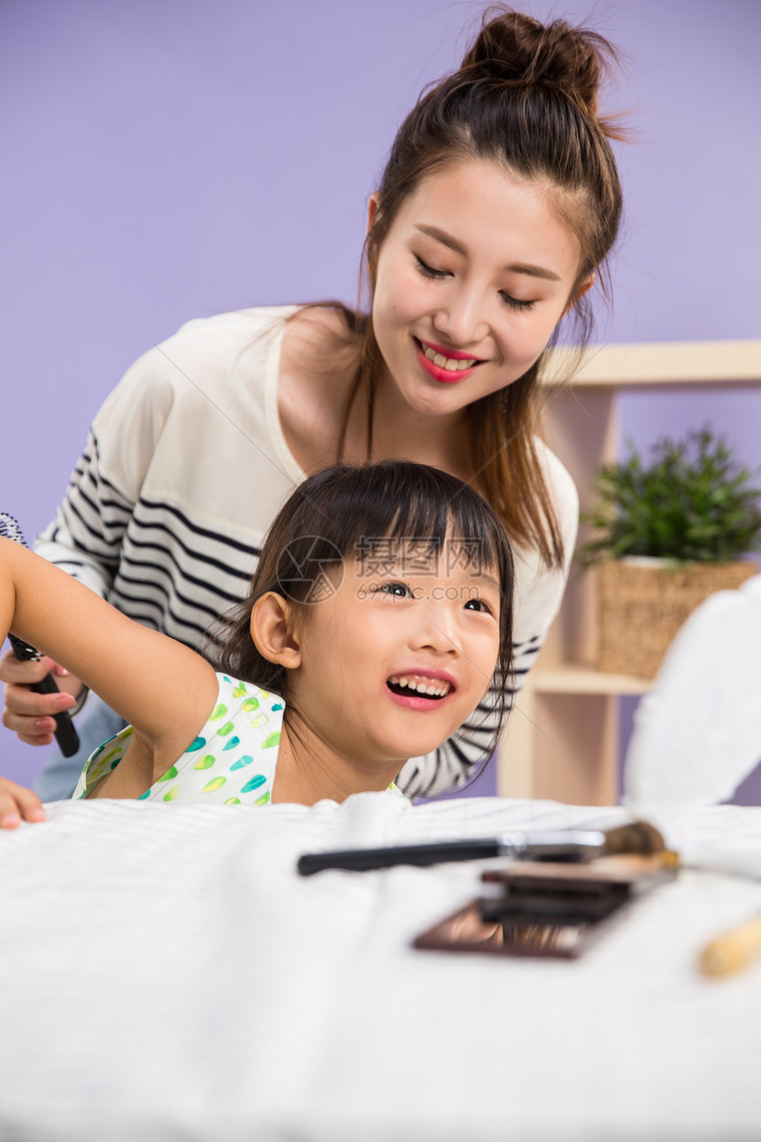 化妆刷化妆品口红妈妈与女儿在化妆图片