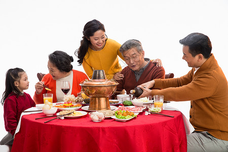 元旦快乐摄影图海报饮料摄影影棚拍摄幸福家庭过年吃团圆饭背景