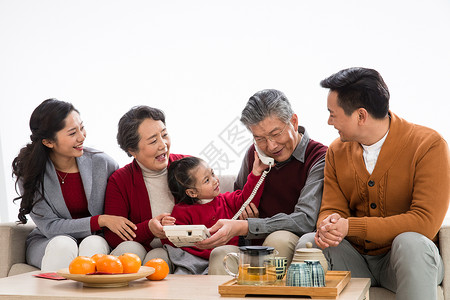 传统节日人30多岁幸福家庭打电话拜年图片