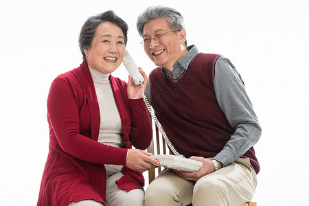 65到69岁高兴的老人老年夫妇过新年背景