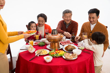 青年人关爱快乐幸福家庭过年吃团圆饭图片