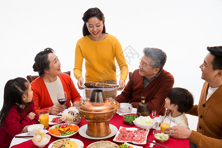 大家庭愉悦孙辈幸福家庭过年吃团圆饭图片