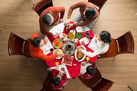 60多岁温馨食品幸福家庭过年吃团圆饭高清图片