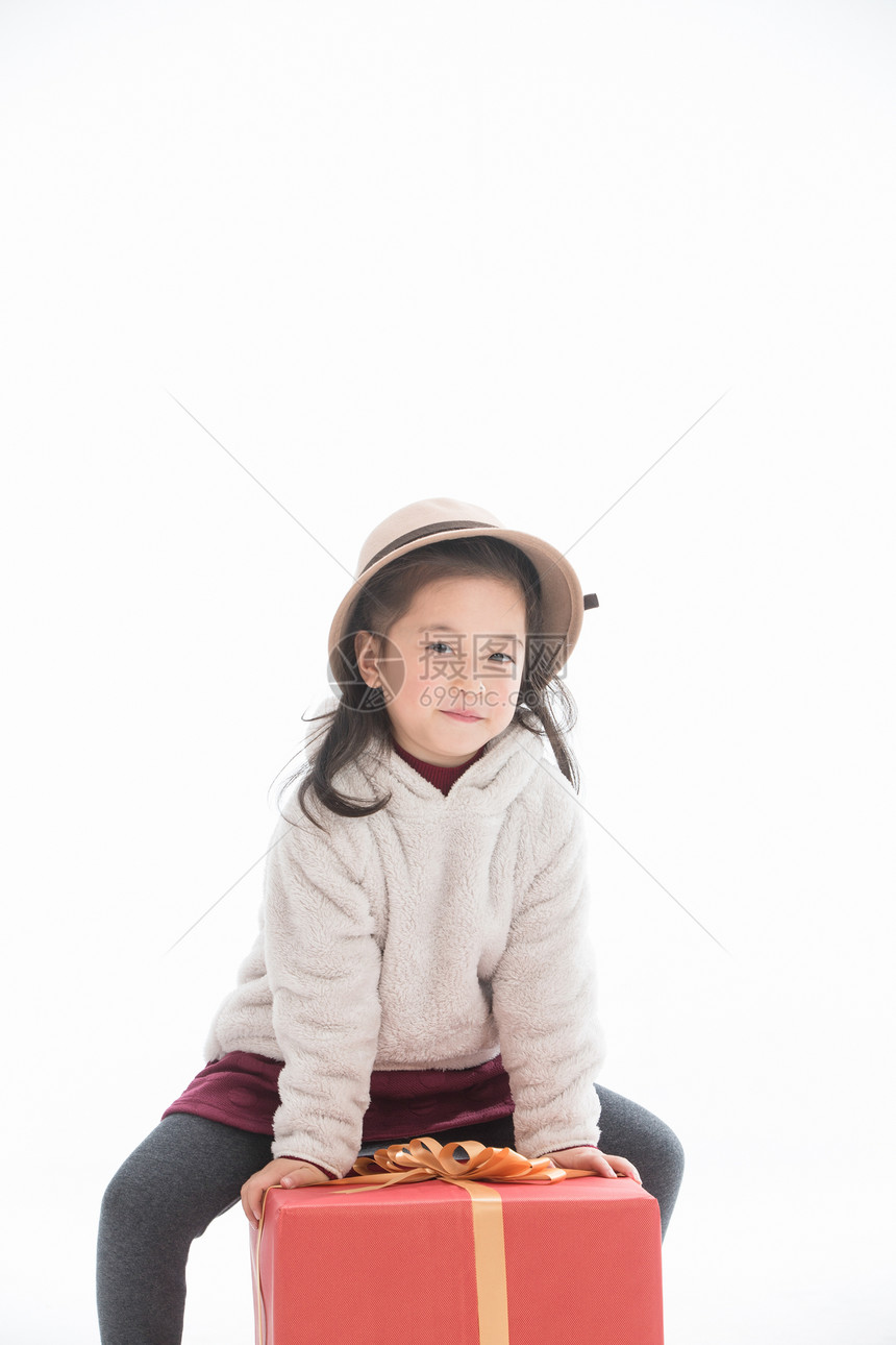 围巾彩色图片传统节日小女孩过年拿着礼品盒图片
