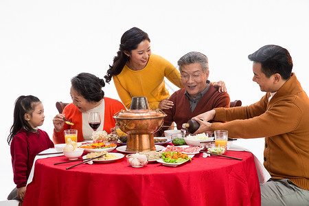 60到64岁男人儿童幸福家庭过年吃团圆饭图片