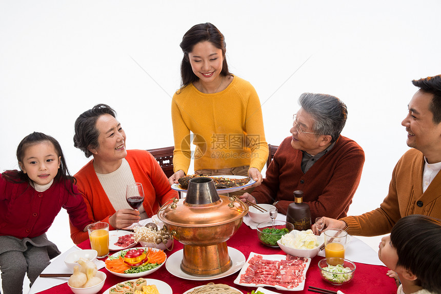 天真孙子60到64岁幸福家庭过年吃团圆饭图片