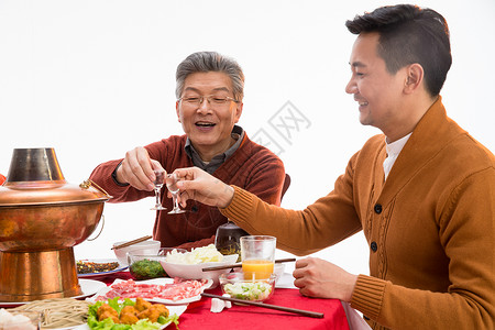 父子俩吃年夜饭喝酒背景图片