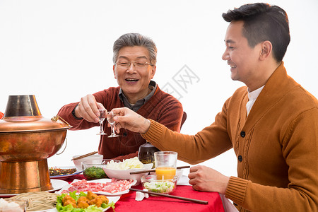 爱吃肉父子俩吃年夜饭喝酒背景