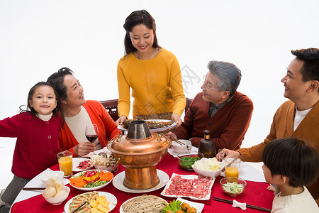 喜庆母亲节日幸福家庭过年吃团圆饭图片
